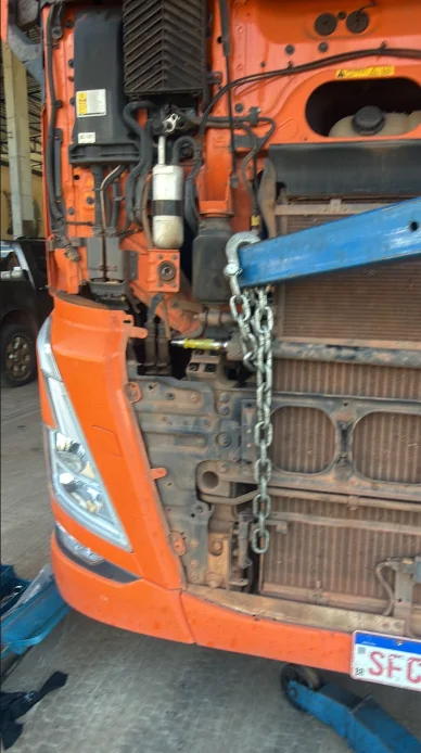 Manutenção e alinhamento de caminhão pesado Volvo