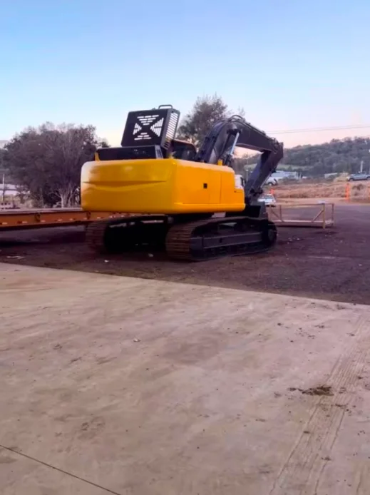 Revisão detalhada de motor diesel na bancada de trabalho