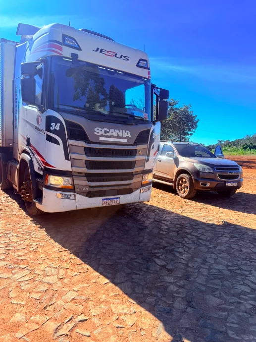 Trator agrícola John Deere em manutenção preventiva de motor